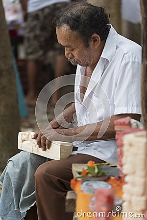 Craftsman makes sculptures at Chichen Itza, Mexico Editorial Stock Photo